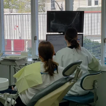 dentist examine the X-rays